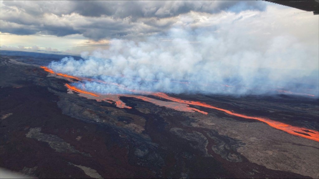 Três fissuras se abriram no maior vulcão ativo do mundo, que entrou em erupção na noite de domingo pela primeira vez em quase 40 anos (AFP/AFP Photo)