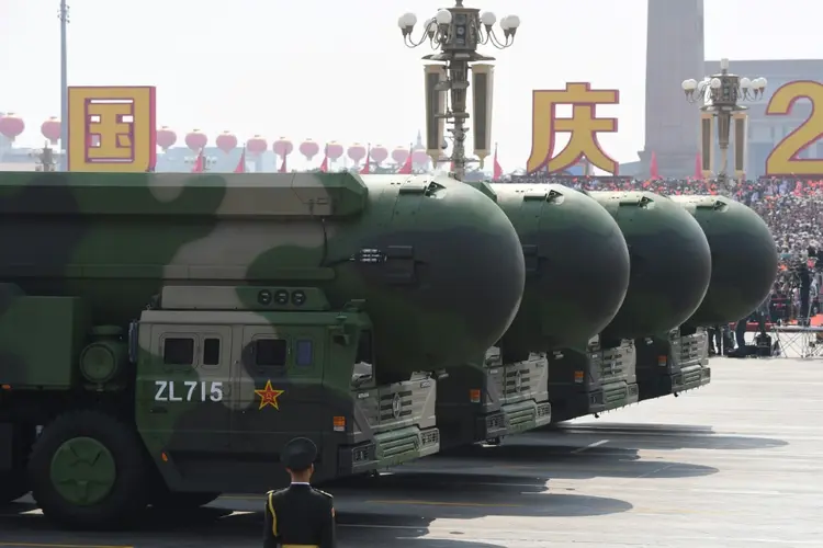 Mísseis balísticos intercontinentais DF-41 com capacidade nuclear da China vistos durante parada militar em Pequim, em 1º de outubro de 2019 (AFP/AFP Photo)