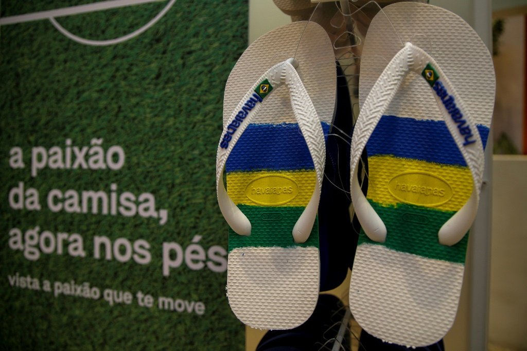 Chinelos com as cores do Brasil na vitrine de uma loja em São Paulo. (AFP/AFP)