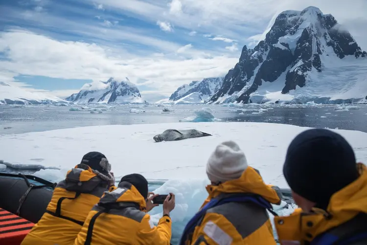 O roteiro de navio sairá da Argentina e irá cruzar a Passagem do Drake em direção às Ilhas Shetland do Sul e à Península Antártica. (Divulgação/Divulgação)