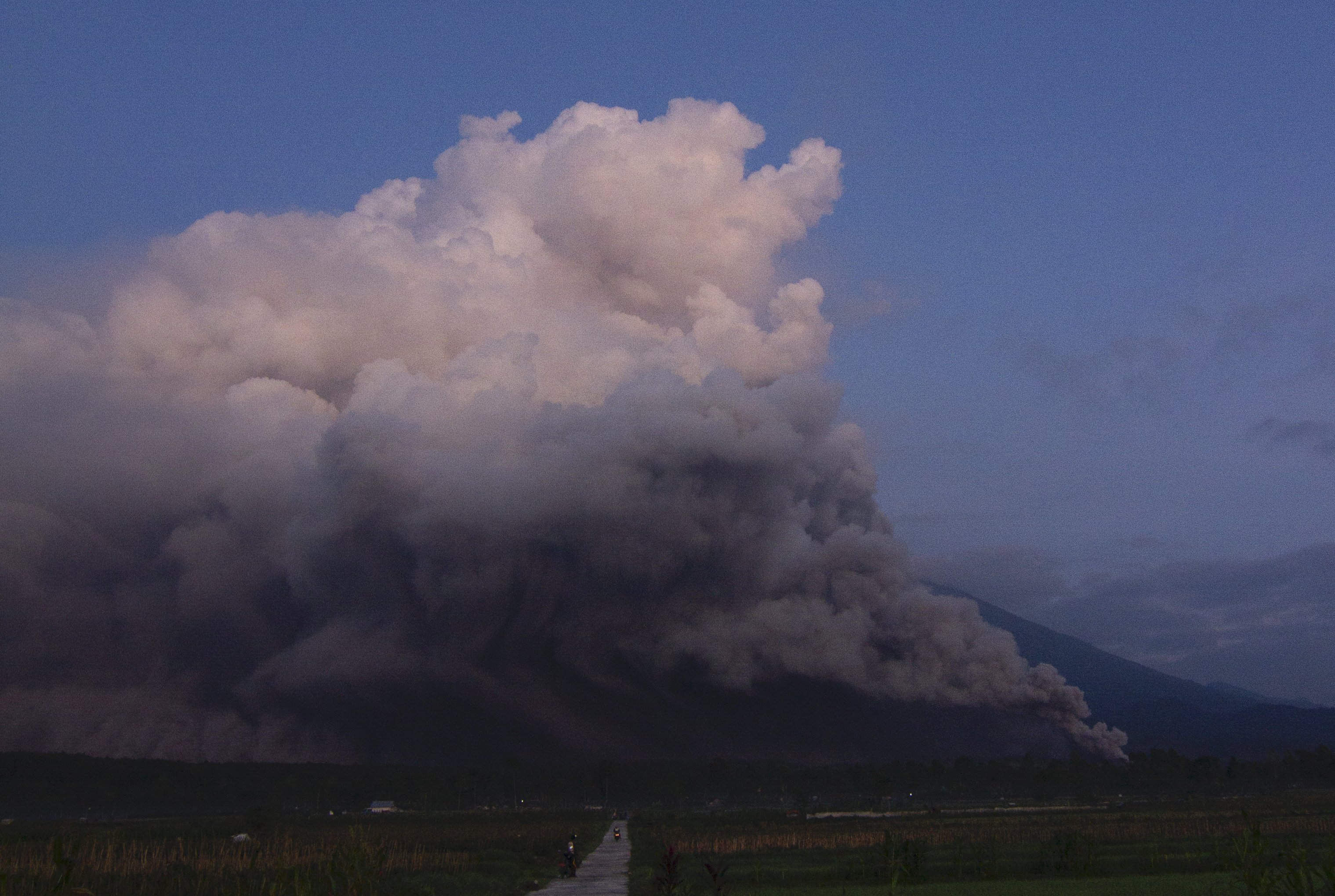 Erupção do vulcão Semeru deixa 2.000 desabrigados na Indonésia