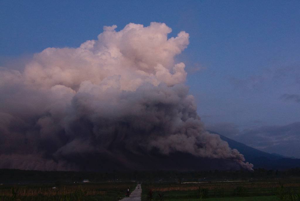 Erupção do vulcão Semeru, em 4 de dezembro de 2022 (Agus Harianto/AFP)
