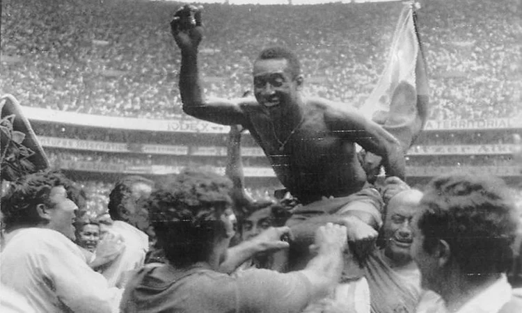 Pelé é carregado na conquista do tricampeonato da Copa do Mundo (Bússola/Arquivo/Divulgação)