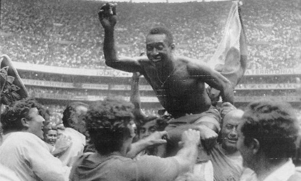 Pelé é carregado na conquista do tricampeonato da Copa do Mundo (Bússola/Arquivo/Divulgação)