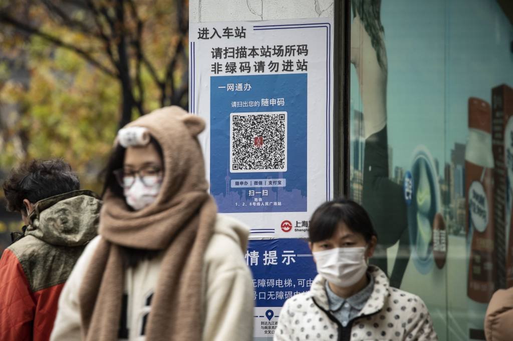 Código QR para rastreamento de contatos Covid-19 exibido na entrada de uma estação de metrô em Xangai, China (Qilai Shen/Bloomberg)