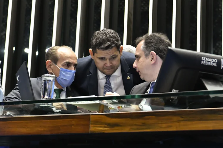 Senador Marcelo Castro (esq.), autor da PEC da Transição; Davi Alcolumbre, presidente da CCJ no Senado, e Rodrigo Pacheco, presidente do Senado (Waldemir Barreto/Agência Senado)