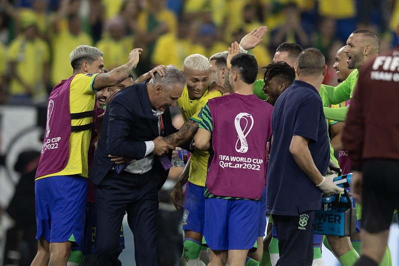 Tite comemora com a seleção após gol de Richarlison no jogo entre Brasil x Coreia (Lucas Figueiredo/CBF Flickr/Divulgação)