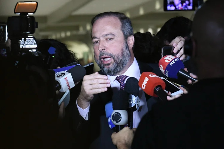 Comissão de Constituição, Justiça e Cidadania (CCJ) realiza reunião semipresencial para análise da PEC 32/2022. Chamada PEC da Transição, a proposta visa à garantia de recursos para programas sociais no Orçamento da União de 2023, em meio à passagem entre os governos Bolsonaro e Lula. A proposta permitirá a continuidade do pagamento do Bolsa Família/Auxílio Brasil de R$ 600 e o aumento real do salário mínimo.

Relator da PEC 32/2022, senador Alexandre Silveira (PSD-MG), concede entrevista.

Foto: Geraldo Magela/Agência Senado (Geraldo Magela/Agência Senado)