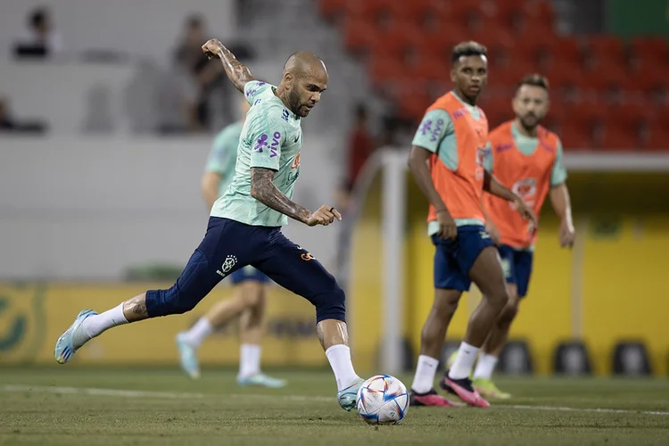 Daniel Alves durante treino da Seleção no Catar: memes satirizando a idade do jogador contribuem para o etarismo (Lucas Figueiredo/CBF/Divulgação)