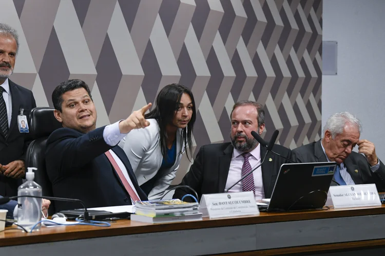 Comissão de Constituição, Justiça e Cidadania (CCJ) realiza reunião semipresencial para análise da PEC 32/2022. Chamada PEC da Transição, a proposta visa à garantia de recursos para programas sociais no Orçamento da União de 2023, em meio à passagem entre os governos Bolsonaro e Lula. A proposta permitirá a continuidade do pagamento do Bolsa Família/Auxílio Brasil de R$ 600 e o aumento real do salário mínimo.

Mesa:
presidente da CCJ, senador Davi Alcolumbre (União-AP);
senadora Eliziane Gama (Cidadania-MA); 
relator da PEC 32/2022, senador Alexandre Silveira (PSD-MG);
senador Otto Alencar (PSD-BA).

Foto: Roque de Sá/Agência Senado (Roque de Sá/Agência Senado)