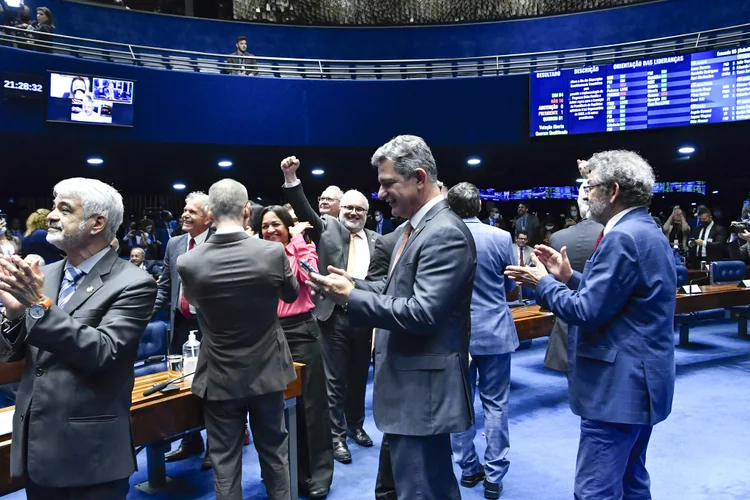 Senadores celebram aprovação da PEC da Transição (Waldemir Barreto/Agência Senado)