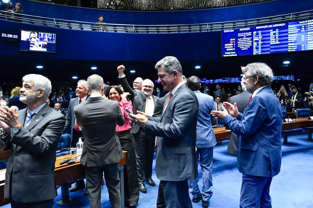 Senado aprova PEC da Transição, Copom vê "elevada incerteza" e o que mais move o mercado