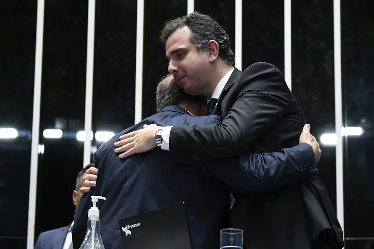 Presidente do Senado, Rodrigo Pacheco, e relator da PEC da Transição, Alexandre Silveira, se abraçam em sessão de quarta-feira, 21 (Roque de Sá/Agência Senado)