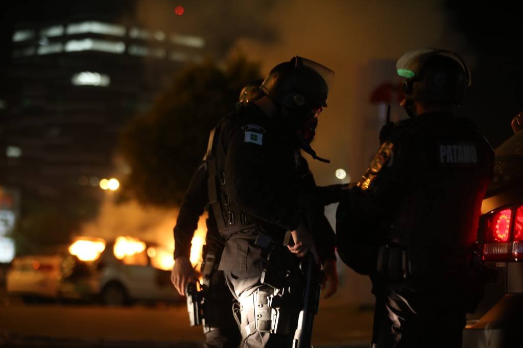 Bolsonaristas queimaram carros e   tentaram invadir a sede da Polícia   Federal em Brasília no final da noite de segunda-feira, 12 (WILTON JUNIOR/Estadão Conteúdo)
