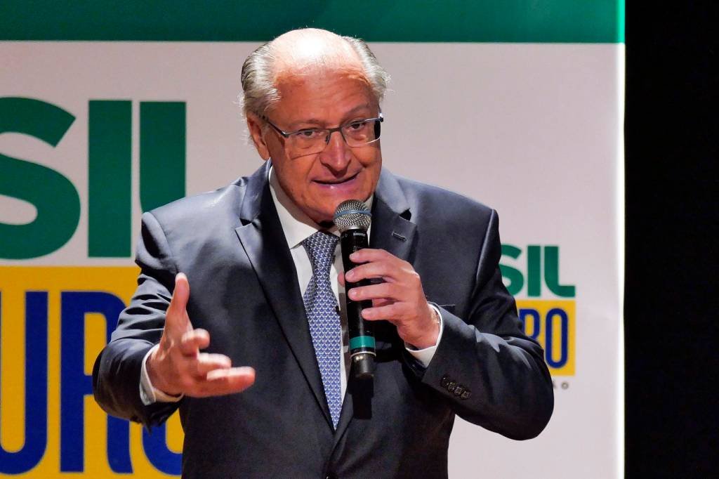 Alckmin assume ministério com compromisso de reindustrializar o país