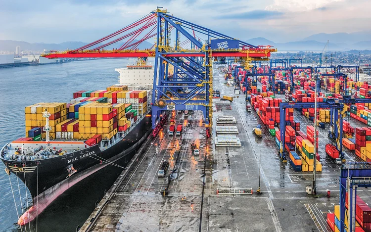 Porto de Santos: Comparado há 4 anos, o aumento na movimentação foi de 22% (Germano Lüders/Exame)