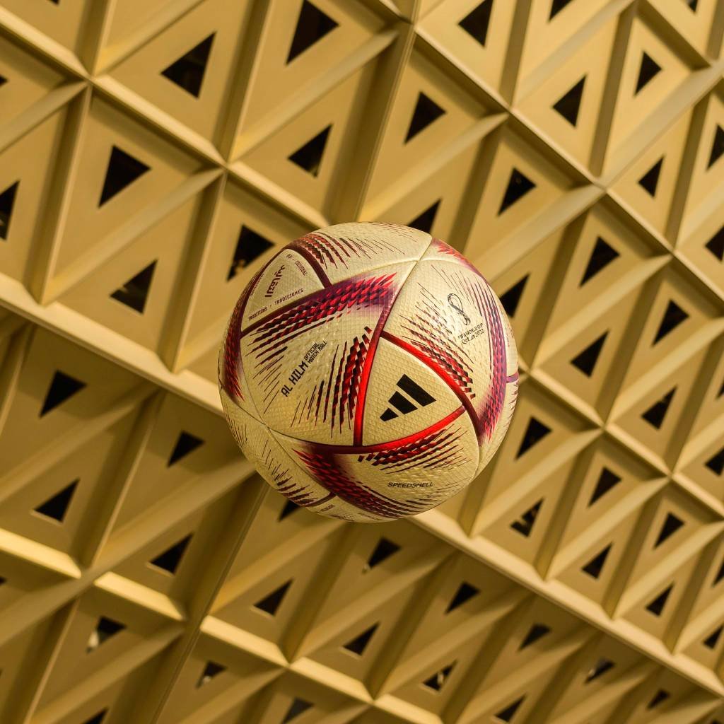 A bola é produzida com cobertura de poliuretano texturizado e 20 gomos (Adidas/ Twitter/Reprodução)