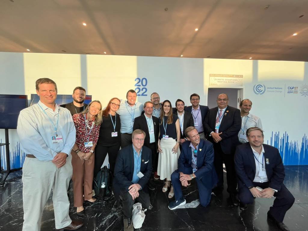 Francisco Razzolini ao lado dos Climate Champions e alguns membros do Business Leaders Group, em reunião realizada durante a COP27. (Klabin/Divulgação)