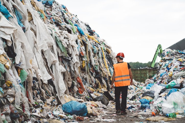 Tecidos de difícil reciclagem acabam em aterros sanitários e lixões a céu aberto 