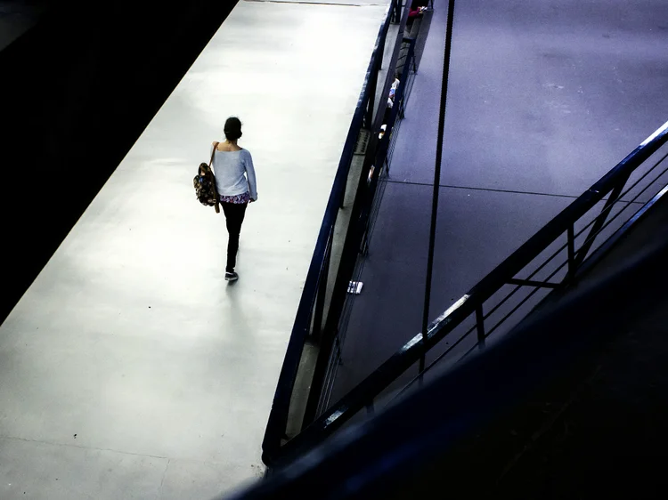 Andar sozinho: pesquisa da Pnad indica que metade dos brasileiros não se sentem seguros nas ruas (Ovidio Ferreira / EyeEm/Getty Images)