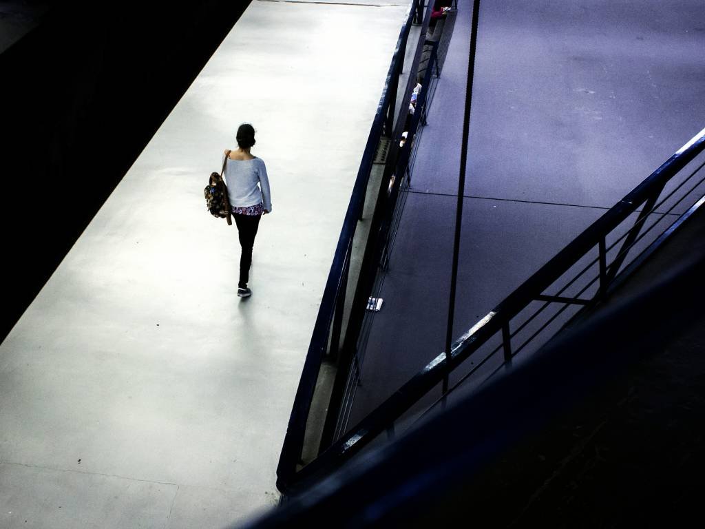 Metade dos brasileiros se sentem inseguros para andar sozinhos à noite