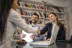 Imagem referente à matéria: 72% das pessoas dizem ter 'cônjuge de trabalho'; conheça o conceito