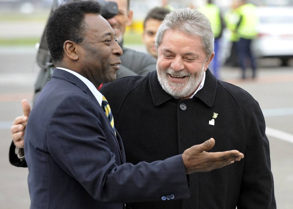 Brazilian former footballer Pele (L) greets Brazilian President Luiz Inacio Lula da Silva on Lula's arrival in Copenhagen to support the Rio 2016 Olympic bid on September 30, 2009. The International Olympic Committee (IOC) will vote on the destiny of the 2016 Summer Olympic Games on October 2, 2009 in Copenhagen after a final round battle between Chicago, Madrid, Tokyo and Rio de Janeiro.  AFP PHOTO / FRANCK FIFE (Photo by Franck FIFE / AFP) (Photo by FRANCK FIFE/AFP via Getty Images) (FRANCK FIFE/Getty Images)