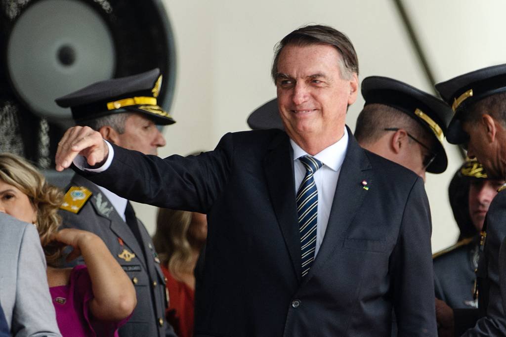 Bolsonaro quebra o silêncio e fala com apoiadores no Alvorada