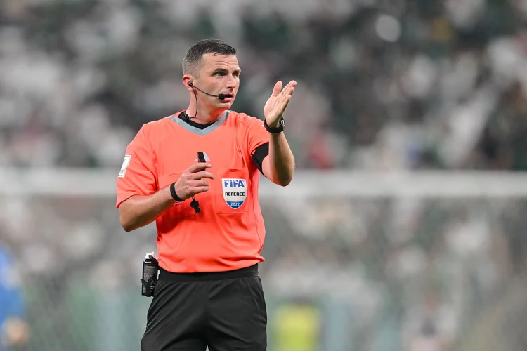 Michael Oliver é um dos principais árbitros da Premier League, e atualmente é considerado como um dos melhores do mundo (Harry Langer/DeFodi/Getty Images)