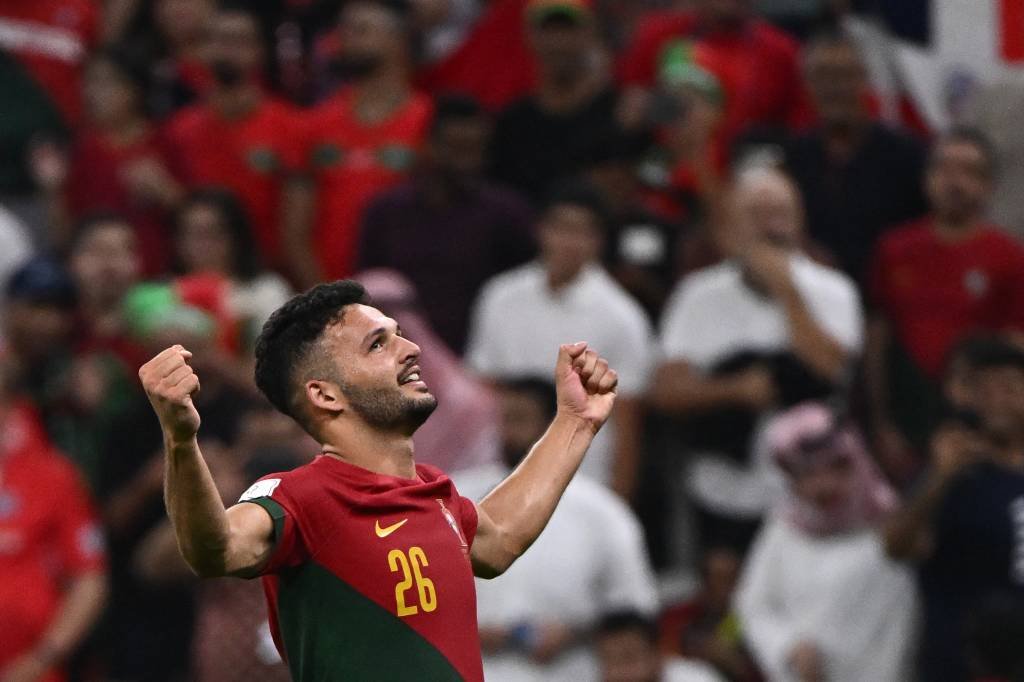 Gonçalo Ramos celebra o quinto gol de Portugal no jogo contra a Suíça (FABRICE COFFRINI/AFP/Getty Images)