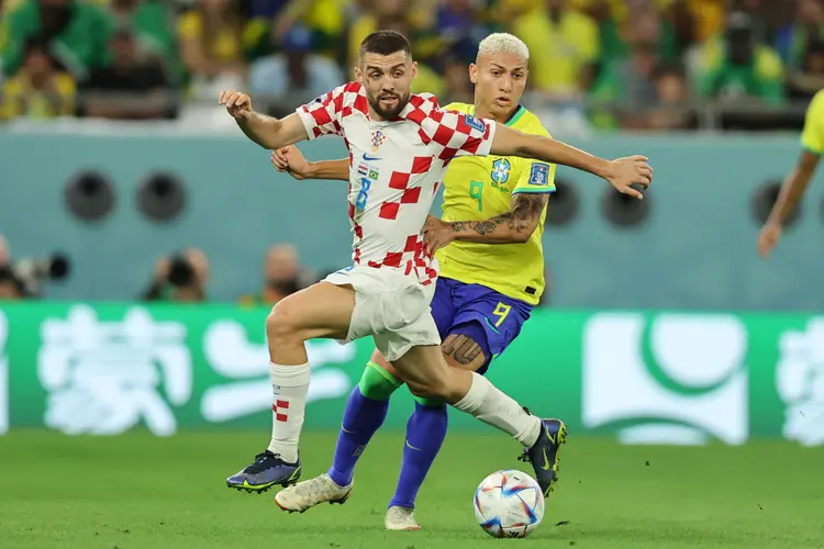 AL RAYYAN, QATAR - DECEMBER 09:   Mateo Kovacic of Croatia competes with Richarlison of Brazil during the FIFA World Cup Qatar 2022 quarter final match between Croatia and Brazil at Education City Stadium on December 9, 2022 in Al Rayyan, Qatar. (Photo by Youssef Loulidi/Fantasista/Getty Images) (Youssef Loulidi/Fantasista/Getty Images)