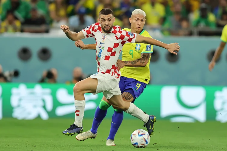 AL RAYYAN, QATAR - DECEMBER 09:   Mateo Kovacic of Croatia competes with Richarlison of Brazil during the FIFA World Cup Qatar 2022 quarter final match between Croatia and Brazil at Education City Stadium on December 9, 2022 in Al Rayyan, Qatar. (Photo by Youssef Loulidi/Fantasista/Getty Images) (Youssef Loulidi/Fantasista/Getty Images)