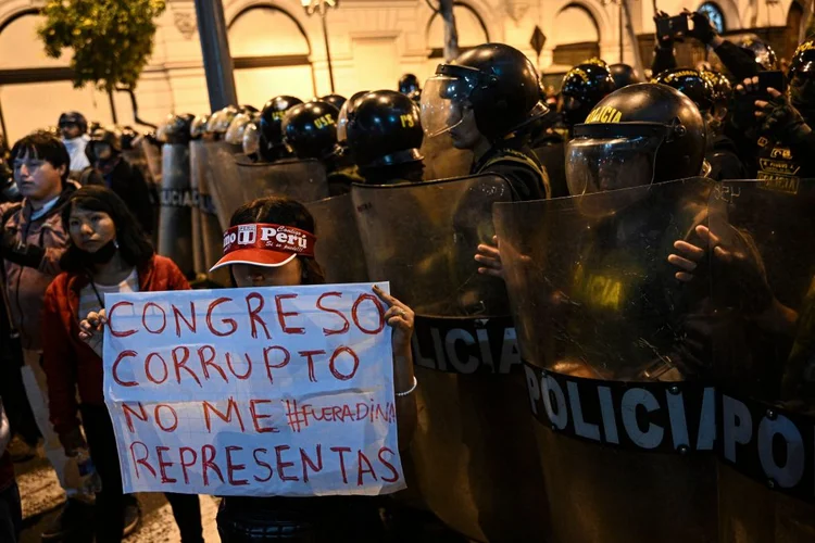 Peru: Pouco após o anúncio das mortes, um grupo incendiou uma delegacia e a sede do Poder Judiciário, de acordo com a imprensa local (ERNESTO BENAVIDES/AFP/Getty Images)