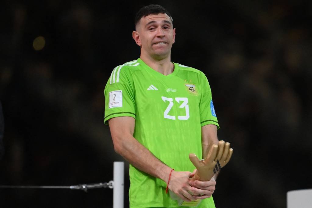 Emiliano Martinez é eleito o goleiro da Copa do Mundo e recebe prêmio em tom de provocação