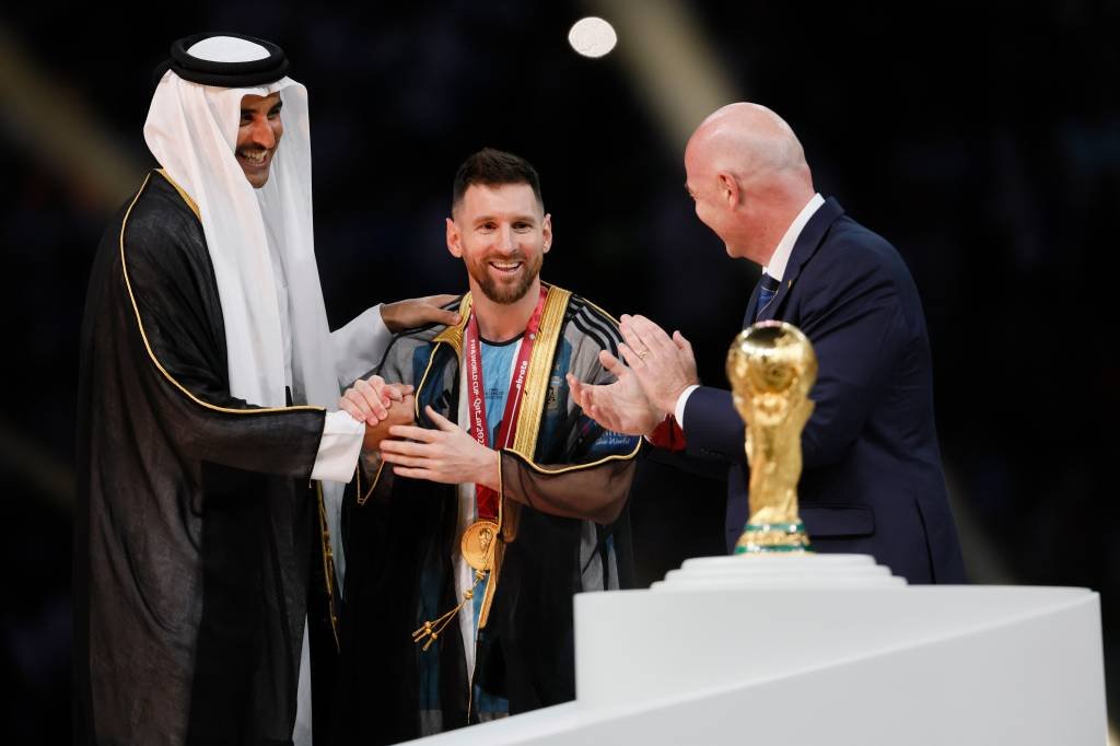 Foto de Messi com a taça da Copa do Mundo se torna a mais curtida