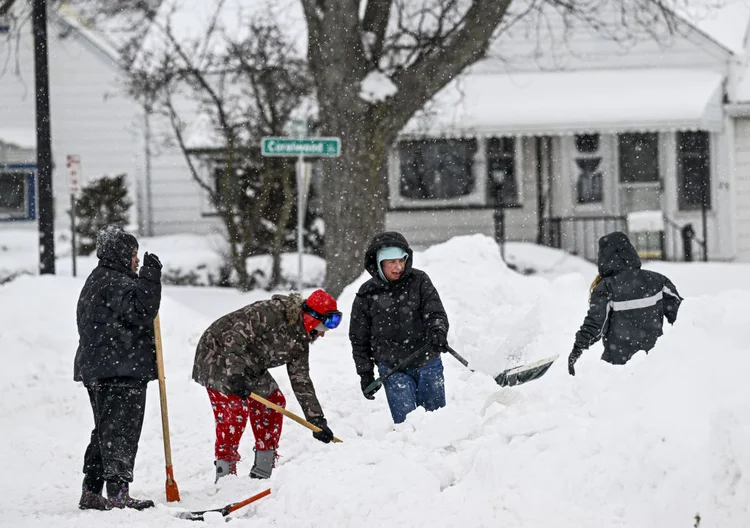 Em Iowa , no meio-oeste americano, o termômetro chegou a marcar -17°C e a sensação térmica chegou a -42°C com o vento gelado em algumas regiões (Fatih Aktas/Anadolu Agency/Getty Images)