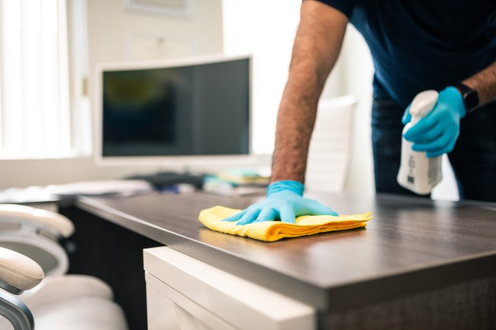 Franquia de limpeza doméstica é uma das opções de franquias baratas para investir (Warchi/Getty Images)