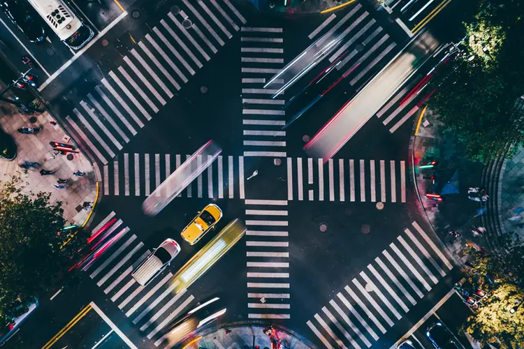 <b>Carros autônomos:</b> os 10 milissegundos de latência do 5G serão capazes de diminuir os riscos de colisões (AerialPerspective Images/Getty Images)