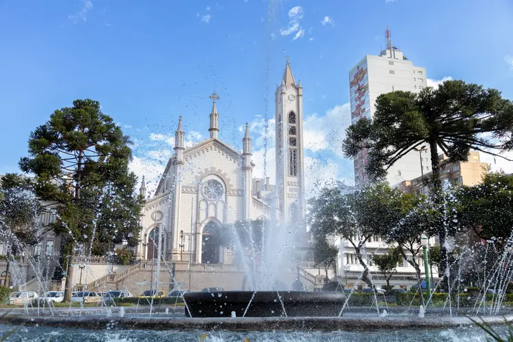 Caxias do Sul: indústria garante economia estável no município e alta qualidade de vida para a população (Cabuscaa/Getty Images)