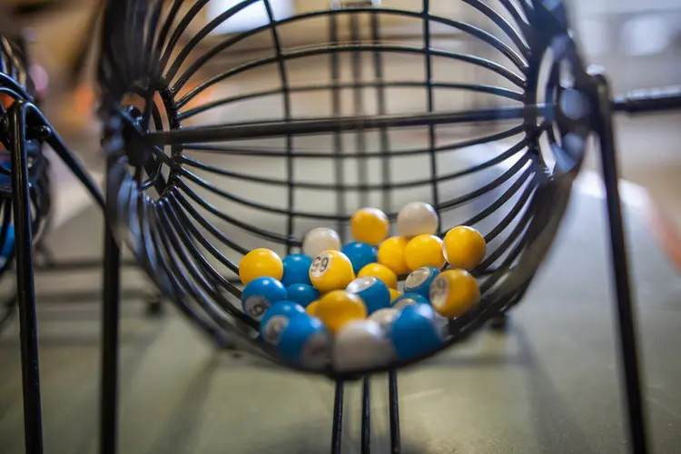 Cette photographie présente des billes de loto dans une structure en métal servant à mélanger le tout. (Capelle.r/Getty Images)