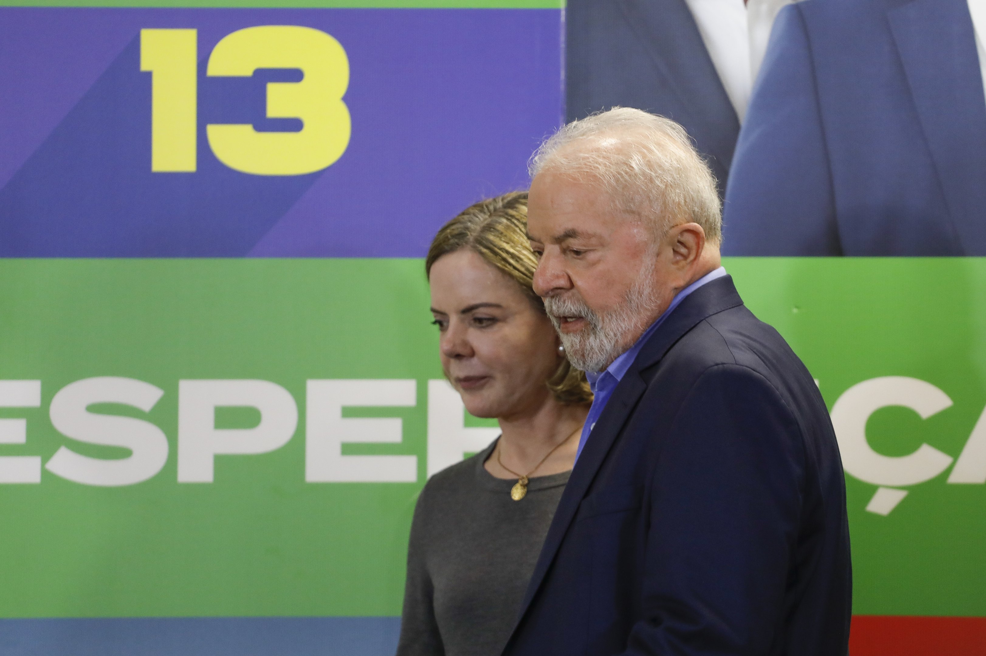 SAO PAULO, BRAZIL - OCTOBER 05: (R-L) Candidate Luiz Inacio Lula da Silva of Workers' Party (PT) arrives with Gleisi Hoffmann President of Party (PT) for a meeting with leaders of different parties as part of the strategy for the presidential run-off on October 05, 2022 in Sao Paulo, Brazil. Lula will compete against Incumbent and candidate Jair Bolsonaro of Liberal Party (PL) in the presidential runoff on October 30, 2022.  (Photo by Ricardo Moreira/Getty Images)