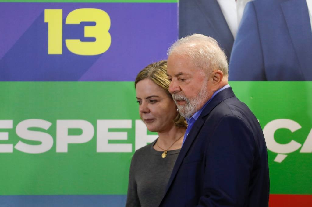 Lula confirma Gleisi fora do futuro ministério durante reunião com partido