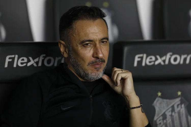 SANTOS, BRAZIL - OCTOBER 22: Vitor Pereira head coach of Corinthians looks on before the match between Santos and Corinthians as part of Brasileirao Series A 2022 at Vila Belmiro Stadium on October 22, 2022 in Santos, Brazil. (Photo by Ricardo Moreira/Getty Images) (Ricardo Moreira/Getty Images)