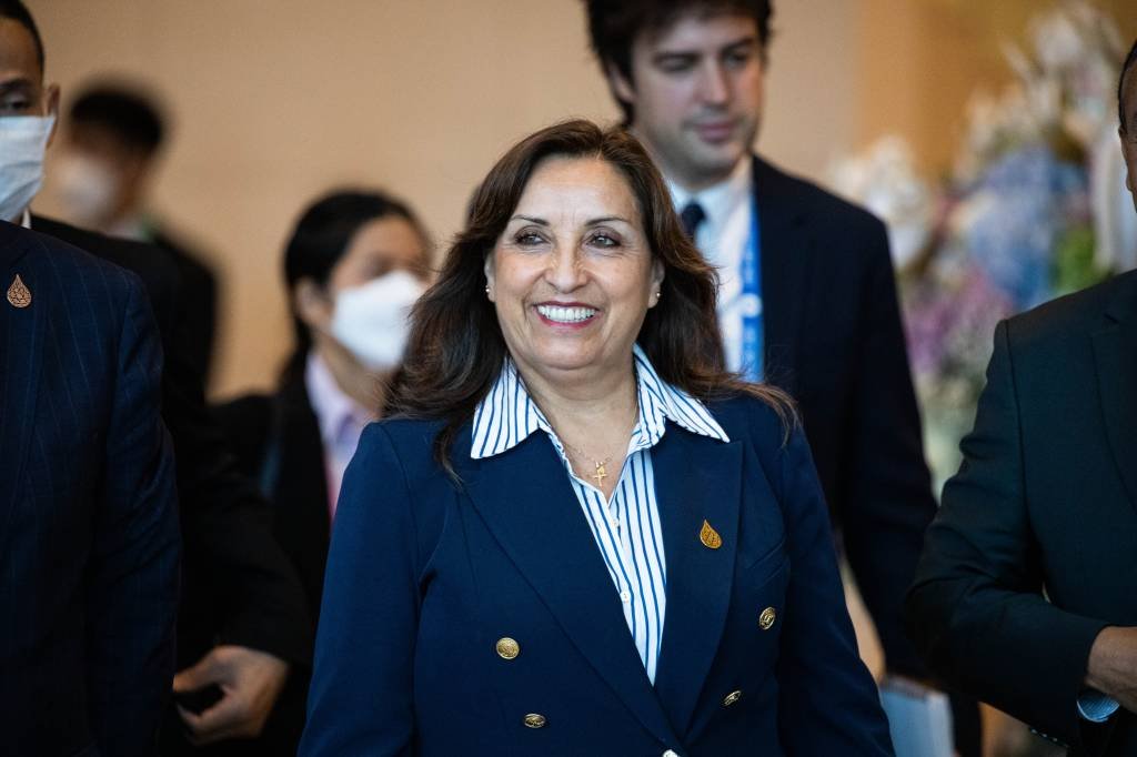 Após tentativa de golpe, Dina Boluarte se torna primeira presidente mulher do Peru