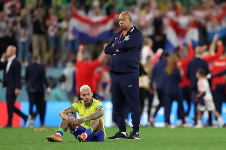 Neymar lamenta ainda em campo após a derrota para a Croácia na última sexta-feira, 9 (Michael Steele/Getty Images)