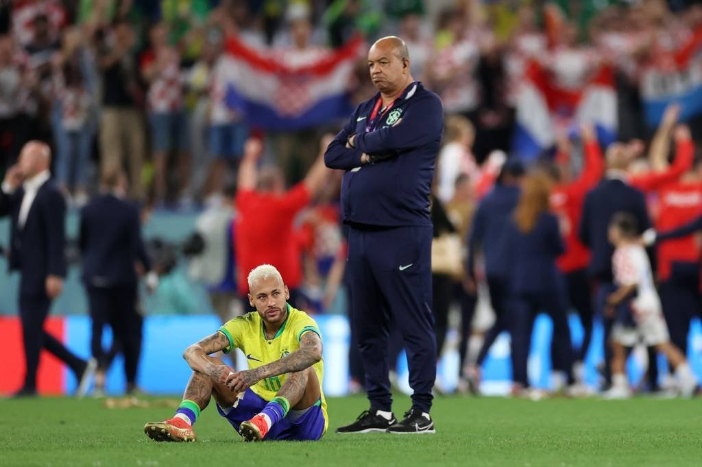 Tristeza permanece na chegada de seleção ao Brasil