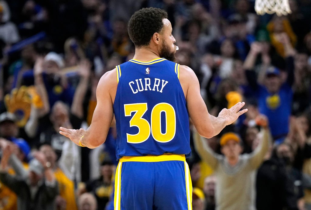 Por que Stephen Curry usa a camisa 30?