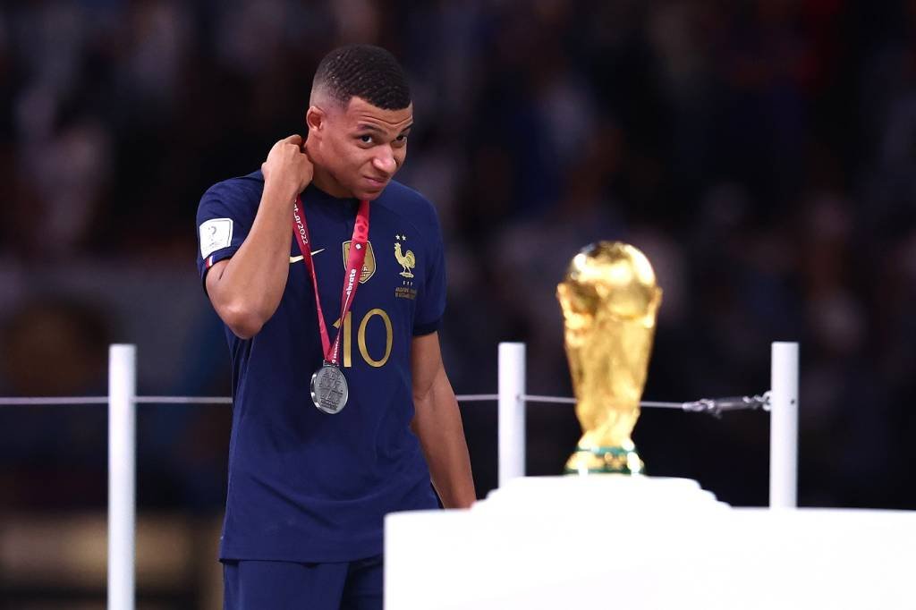 Mbappé se torna o 2º jogador a marcar hat-trick em final de Copa