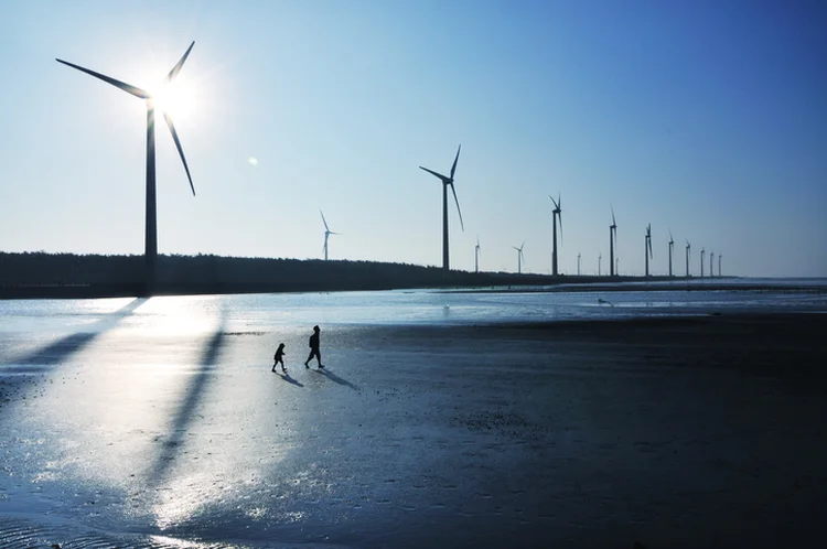 A ideia testada em grandes parques eólicos com sucesso deixa de otimizar o controle de turbinas individuais e, em vez disso, modela fluxos para todo o grupo (Joyoyo Chen/Getty Images)