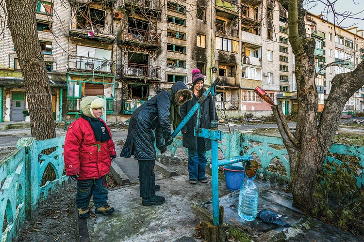 População em Lyman, em Donetsk, no leste da Ucrânia:  impasse nas negociações pode prolongar a guerra para além de 2023 (Celestino Arce/NurPhoto/Getty Images)